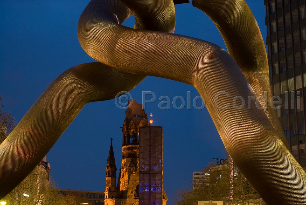 Modern Art Sculpture Berlin and Kaiser Wilhelm Memorial Church, Berlin, Germany
 (cod:Berlin 18)